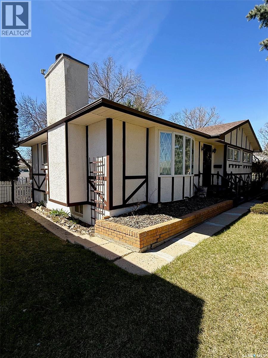 860 9th Avenue Ne, Swift Current, Saskatchewan  S9H 2S7 - Photo 2 - SK034524