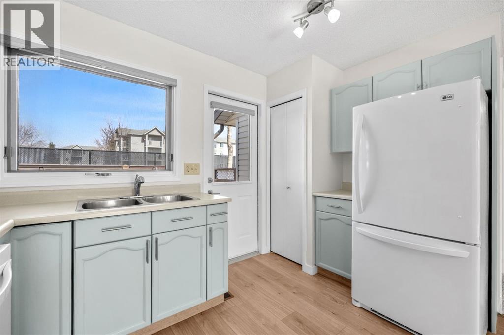 2640 Dovely Court Se, Calgary, Alberta  T2B 3G6 - Photo 10 - A2296864