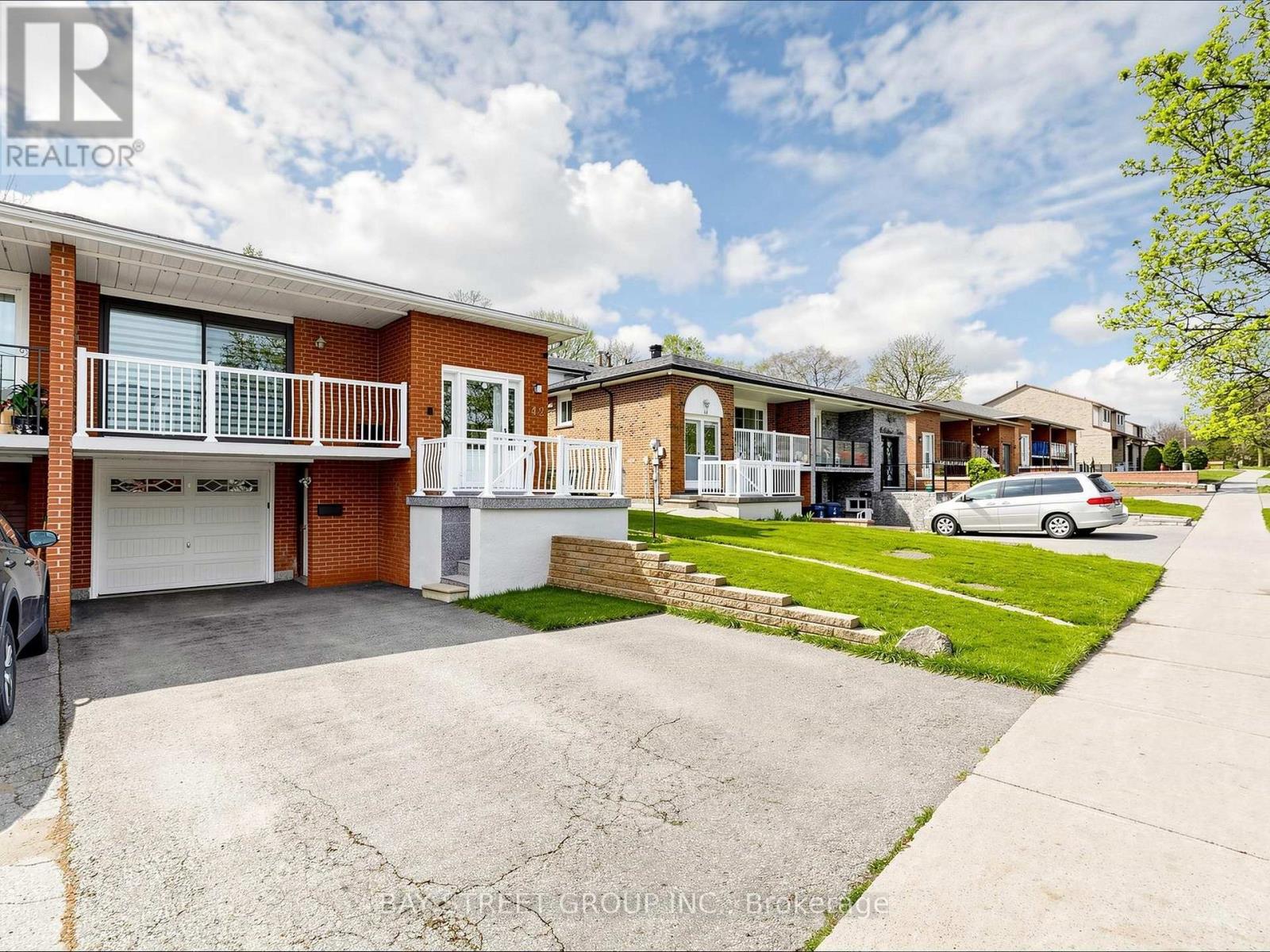 <div class="slider-price">$899,900</div><p>42 Robbinstone Drive, Toronto, Ontario</p>