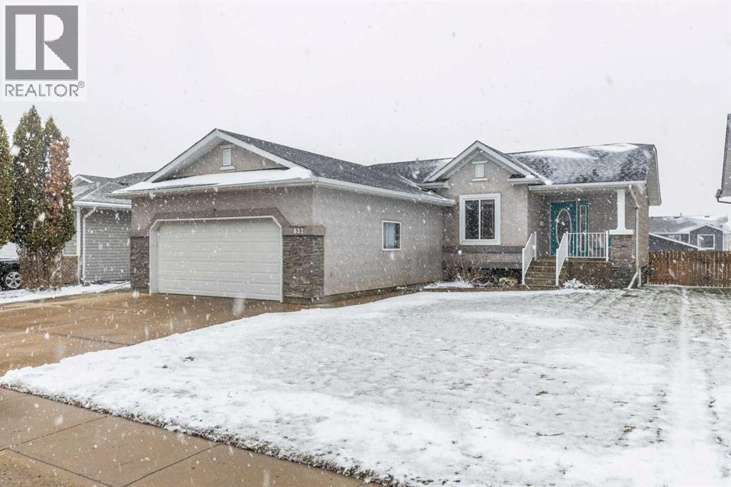 632 Hemingway Crescent Ne, Medicine Hat, Alberta  T1C 1X5 - Photo 2 - A2304330