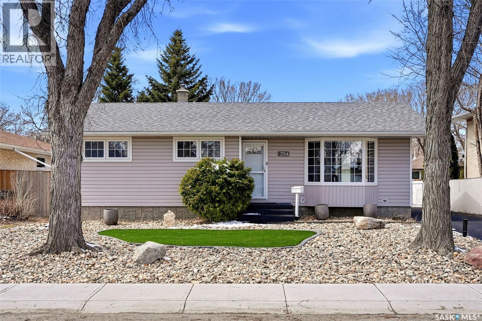 254 Wells Street, Regina, Saskatchewan  S4R 6T2 - Photo 2 - SK034276