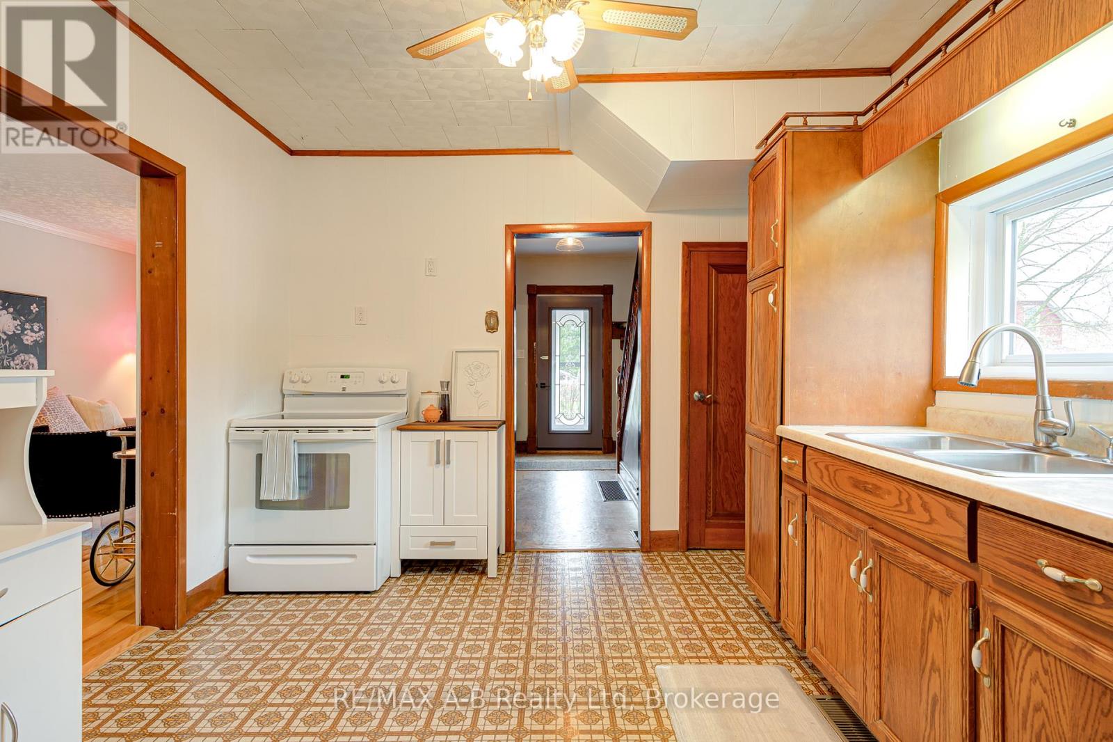 11 Brant Street, Stratford, Ontario  N5A 3X1 - Photo 18 - X13067032
