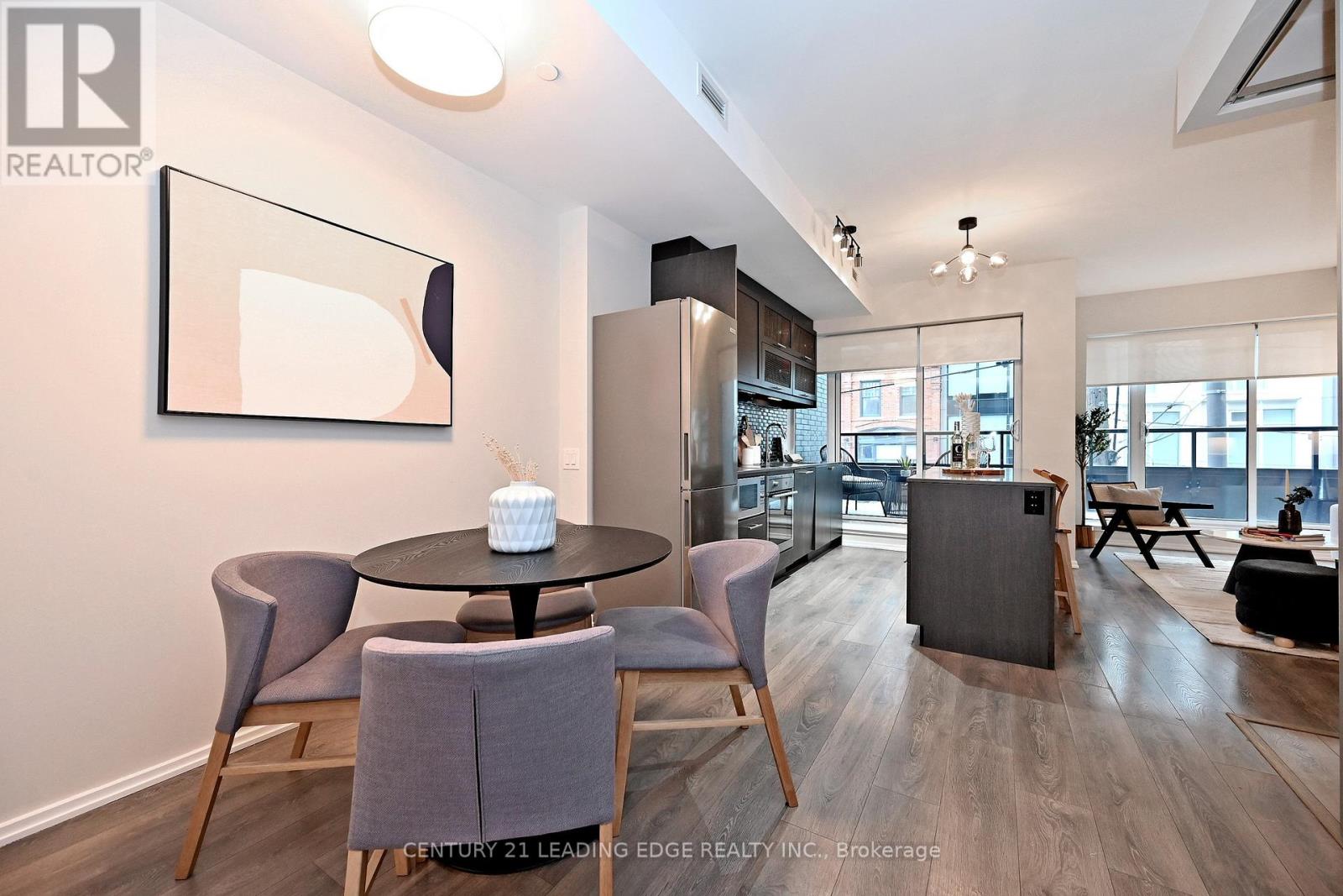 <div class="slider-price">$648,000</div><p>215 - 783 Bathurst Street, Toronto, Ontario</p>