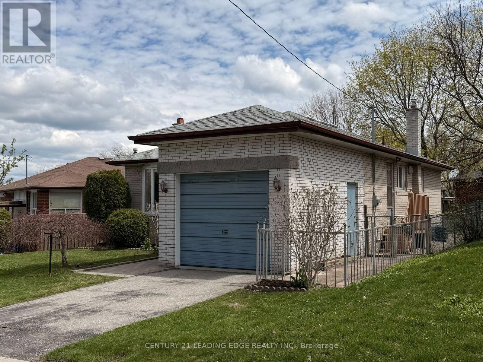 <div class="slider-price">$875,000</div><p>61 Hollyhedge Drive, Toronto, Ontario</p>