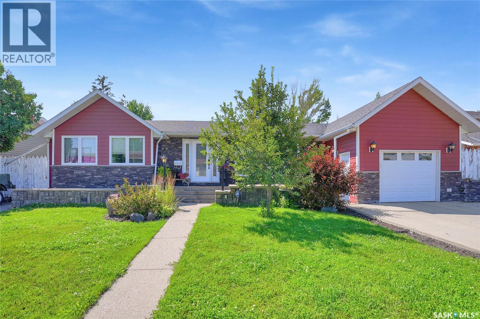 1614 11th Avenue Nw, Moose Jaw, Saskatchewan  S6H 6W9 - Photo 2 - SK034327
