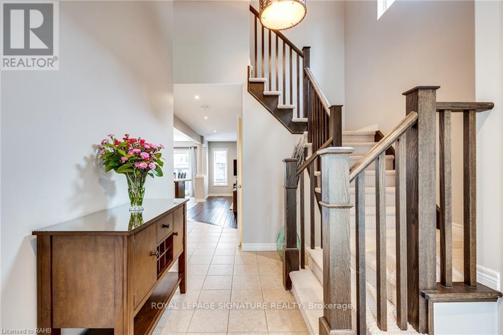 8 BLUE RIBBON WAY, Hamilton, Ontario