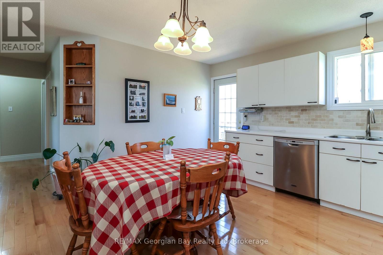 8 John Dillingno Street, Tay, Ontario  L0K 2A0 - Photo 11 - S13053318