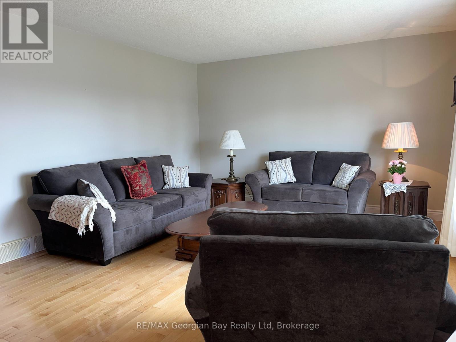 8 John Dillingno Street, Tay, Ontario  L0K 2A0 - Photo 7 - S13053318