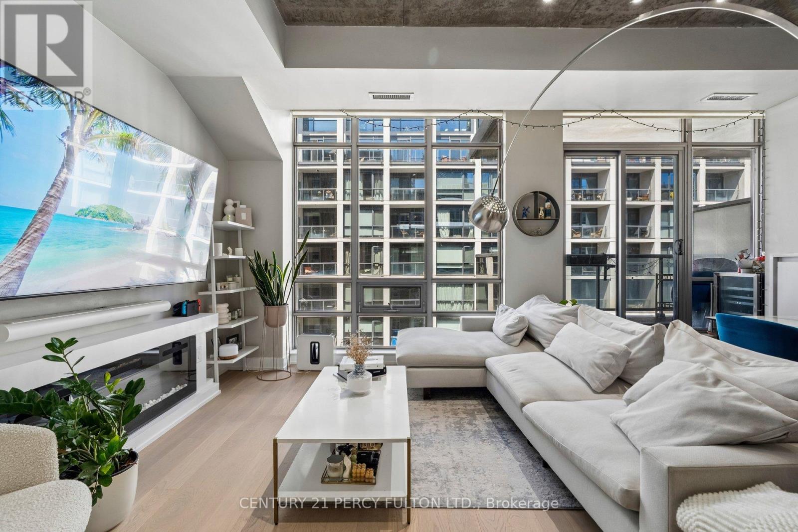 715 - 399 ADELAIDE STREET W