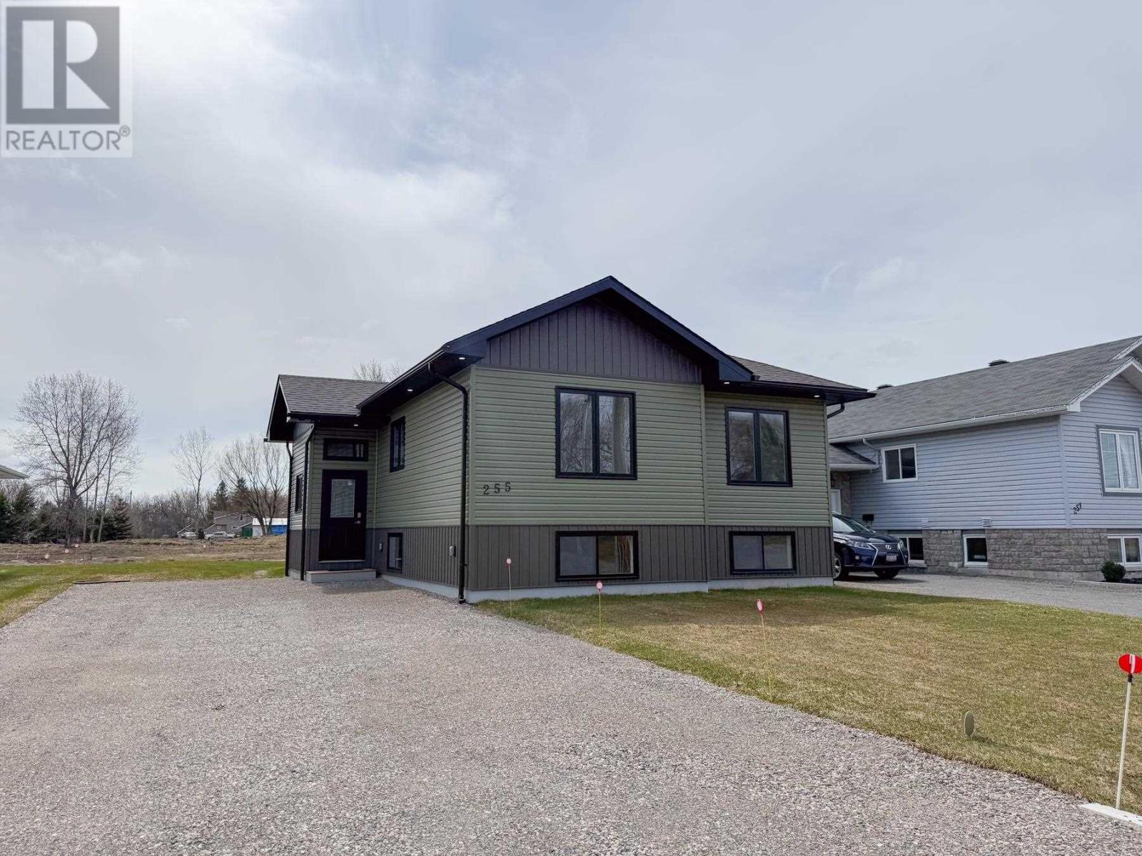 255 East Balfour St, Sault Ste. Marie, Ontario  P6C 1W9 - Photo 2 - SM253420