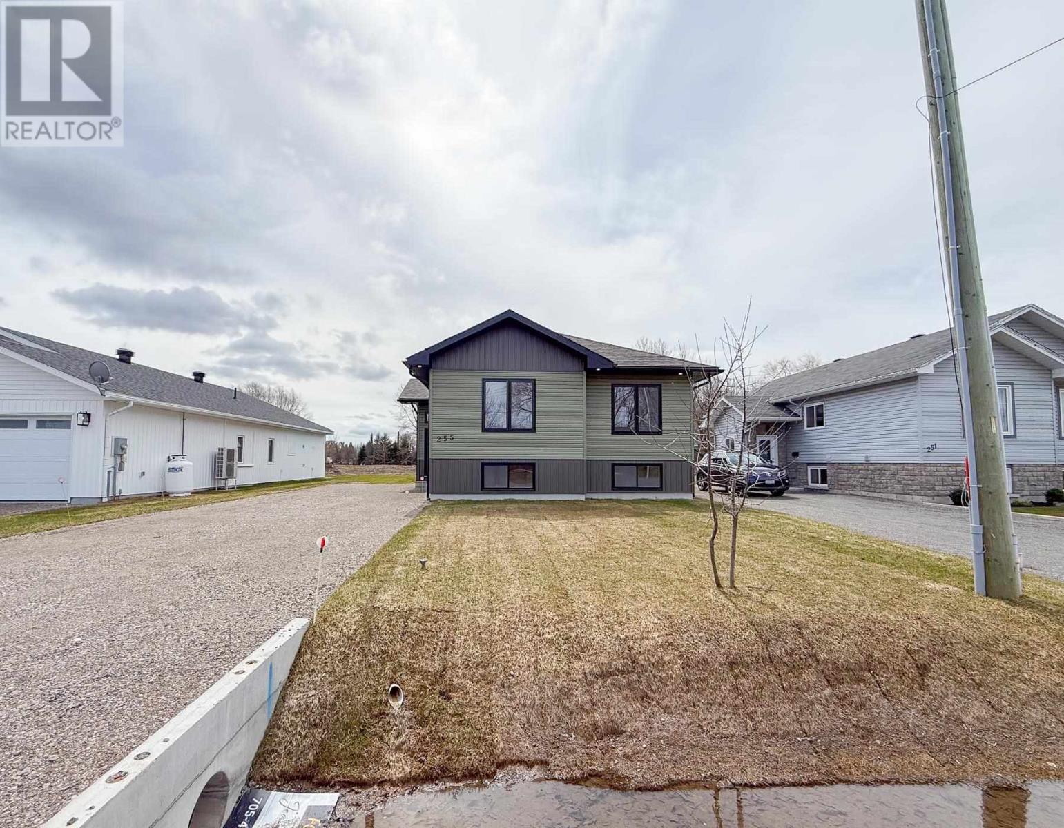255 East Balfour St, Sault Ste. Marie, Ontario  P6C 1W9 - Photo 4 - SM253420