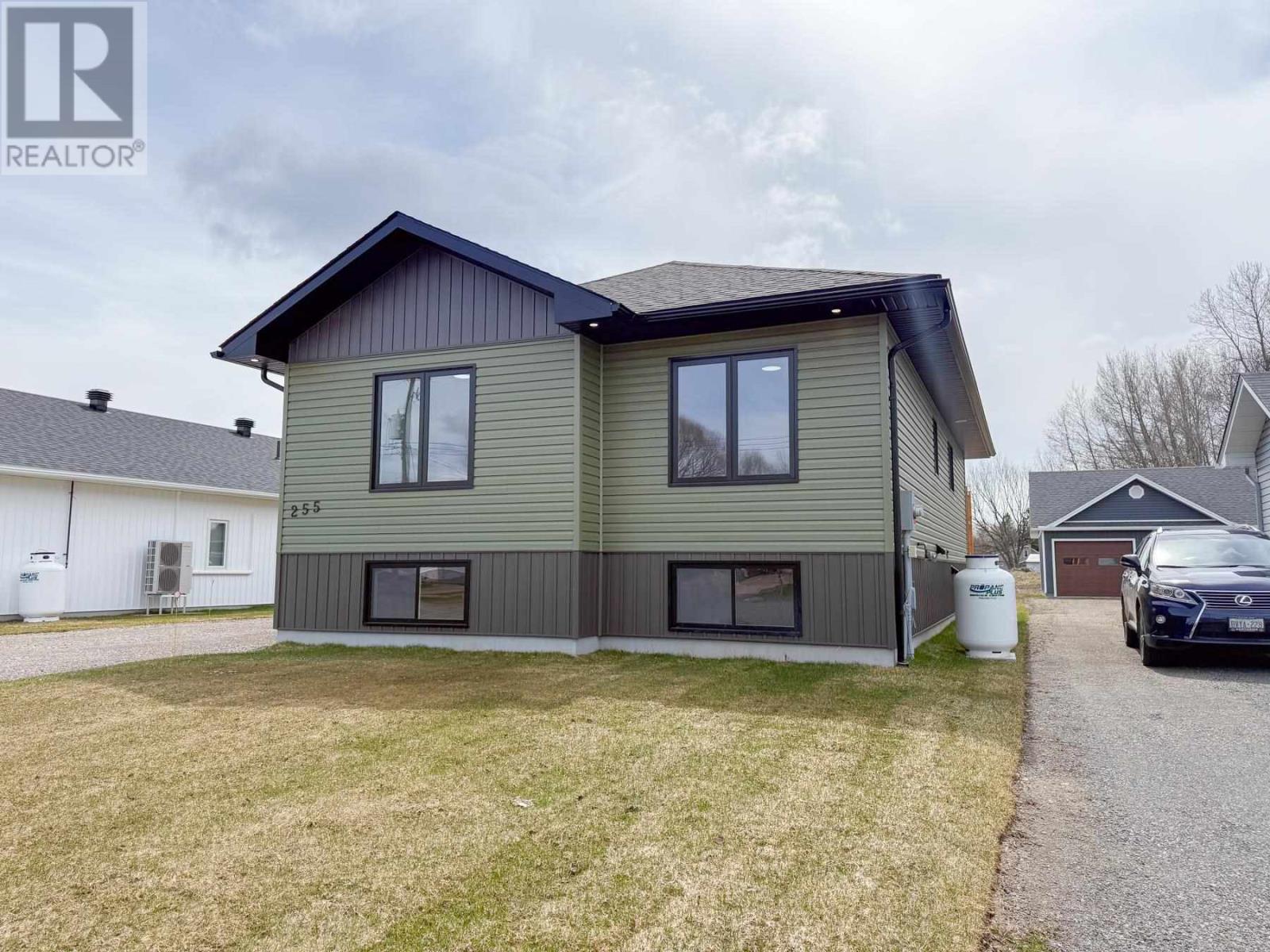 255 East Balfour St, Sault Ste. Marie, Ontario  P6C 1W9 - Photo 6 - SM253420