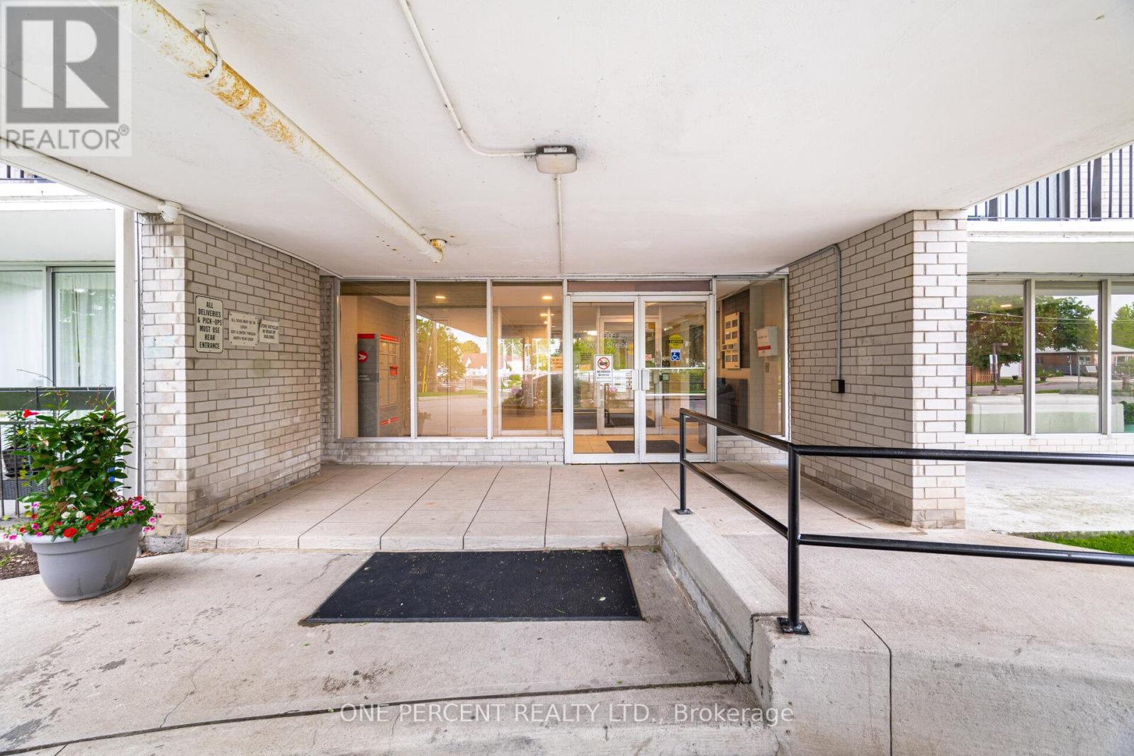 #1110 - 1100 Caven Street, Mississauga, Ontario  L5G 4N3 - Photo 2 - W13067878