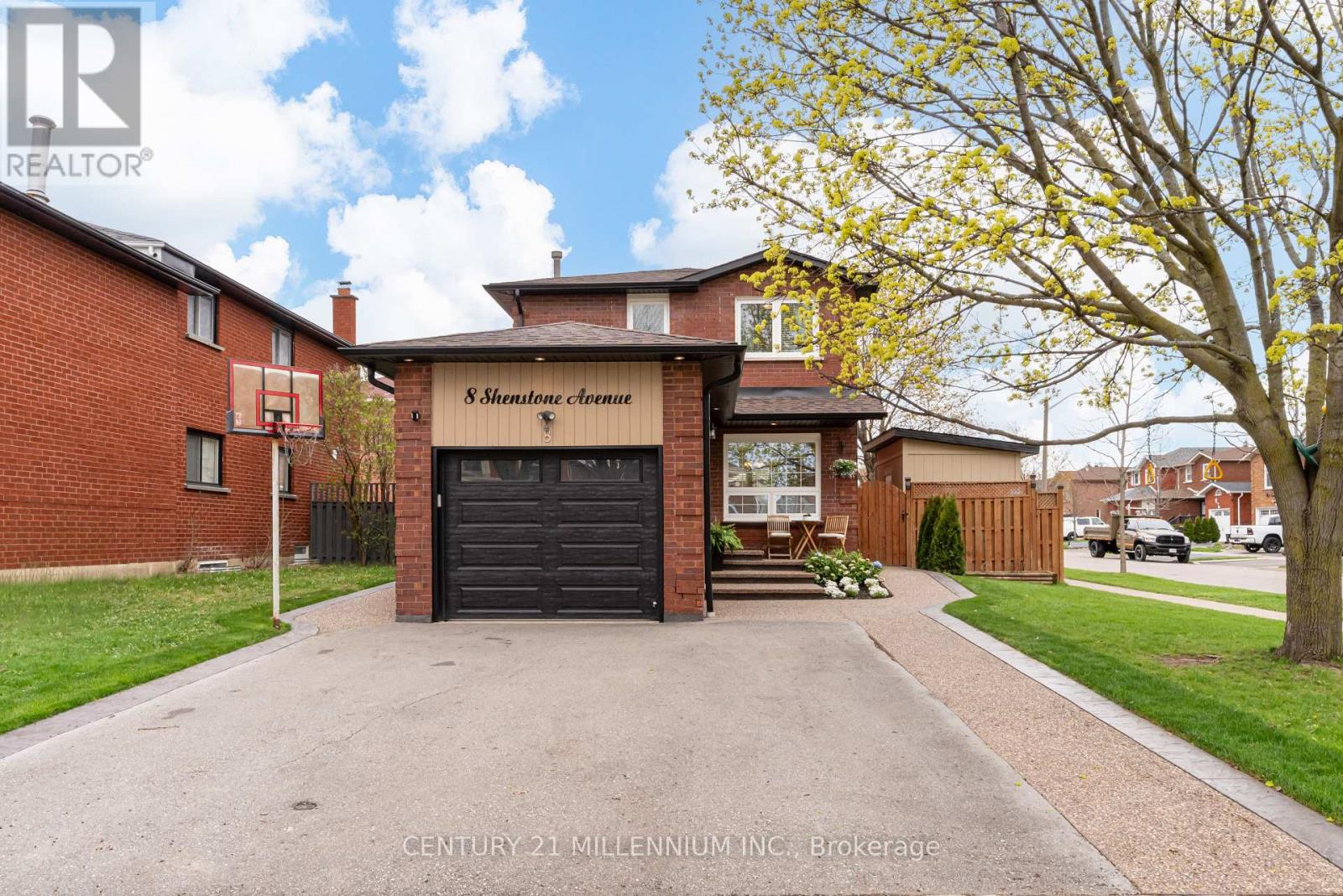 8 SHENSTONE AVENUE, Brampton, Ontario