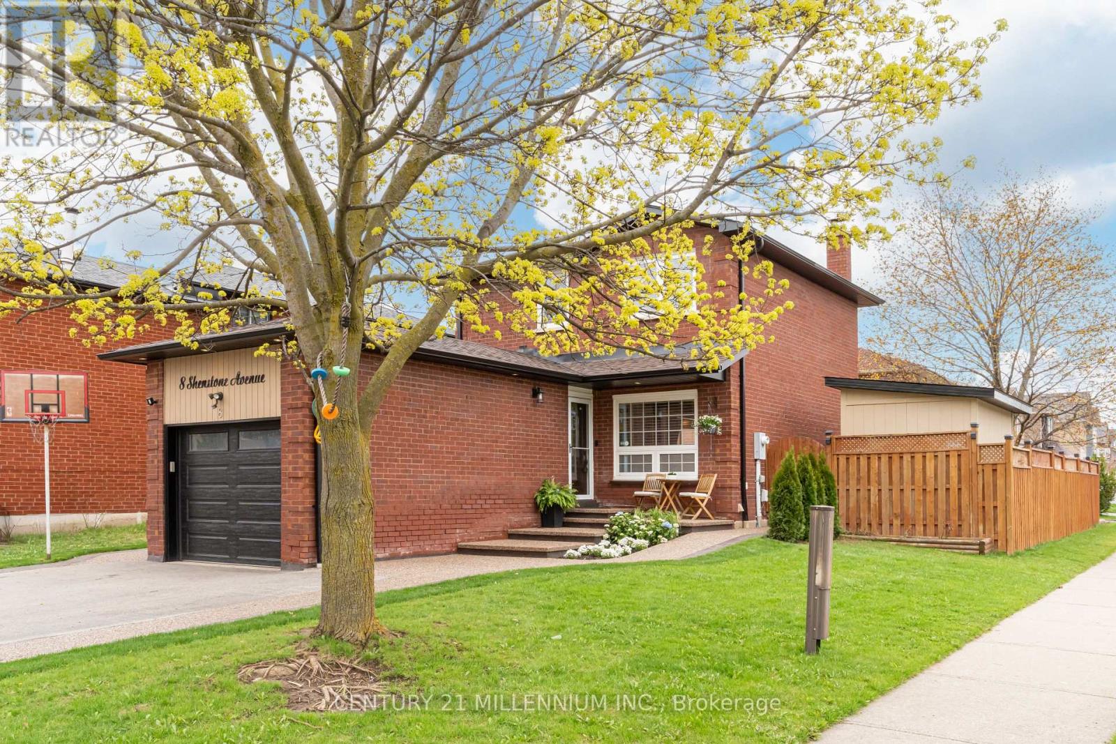 8 Shenstone Avenue, Brampton, Ontario  L6Z 2Y6 - Photo 2 - W13067966