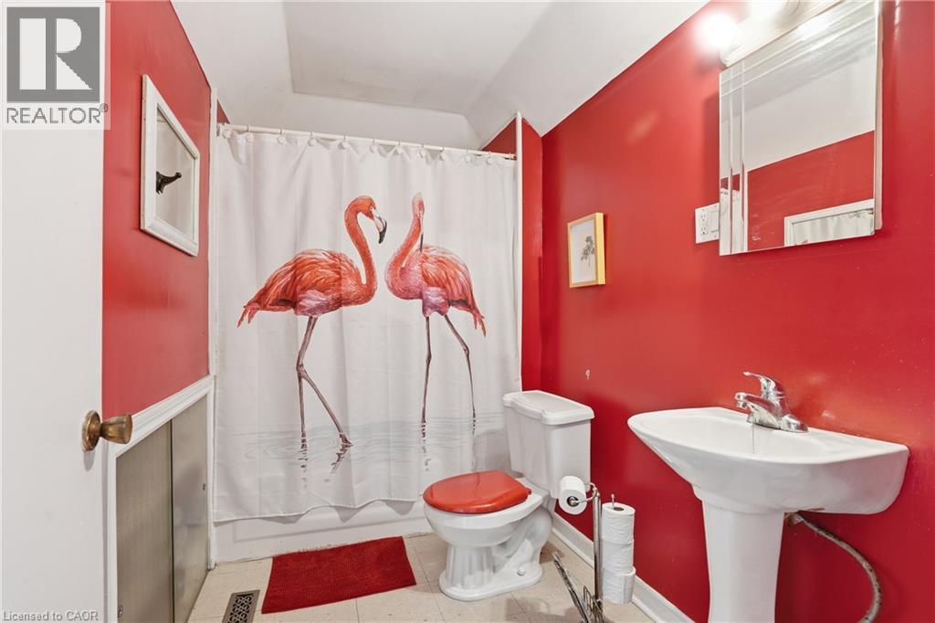 34 Vine Street S, St. Catharines, Ontario  L2R 3X8 - Photo 13 - 40818213