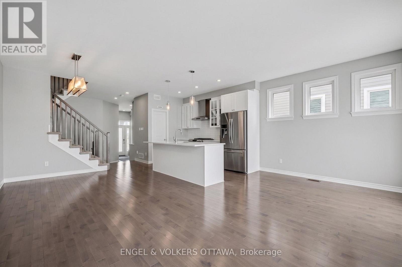 118 Kestrel Street, Ottawa, Ontario  K1T 0P8 - Photo 4 - X13068136
