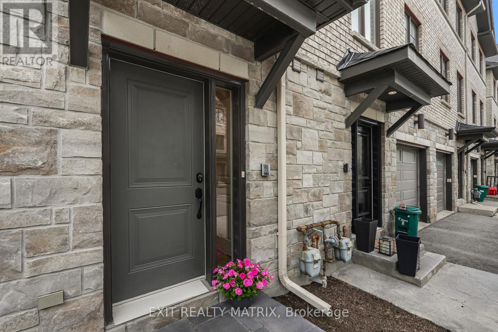 111 Brilia Private, Ottawa, Ontario  K1J 0B7 - Photo 3 - X13068172