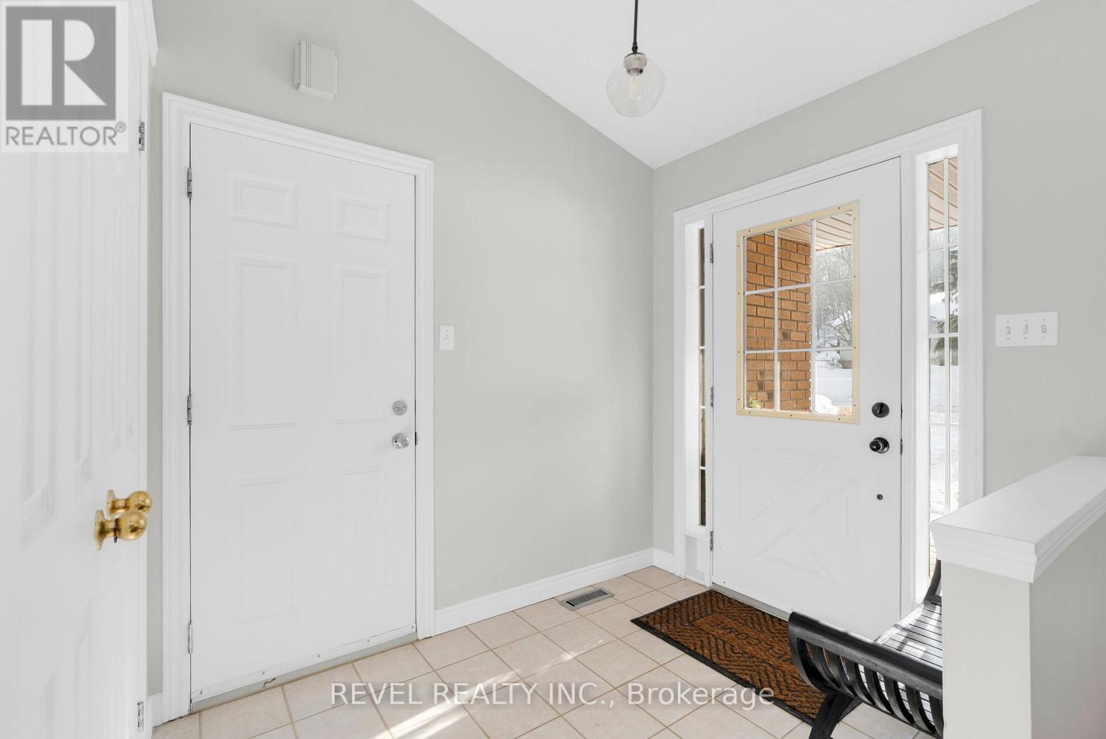 32 Hickory Lane, Oro-Medonte, Ontario  L0K 1E0 - Photo 3 - S12803060