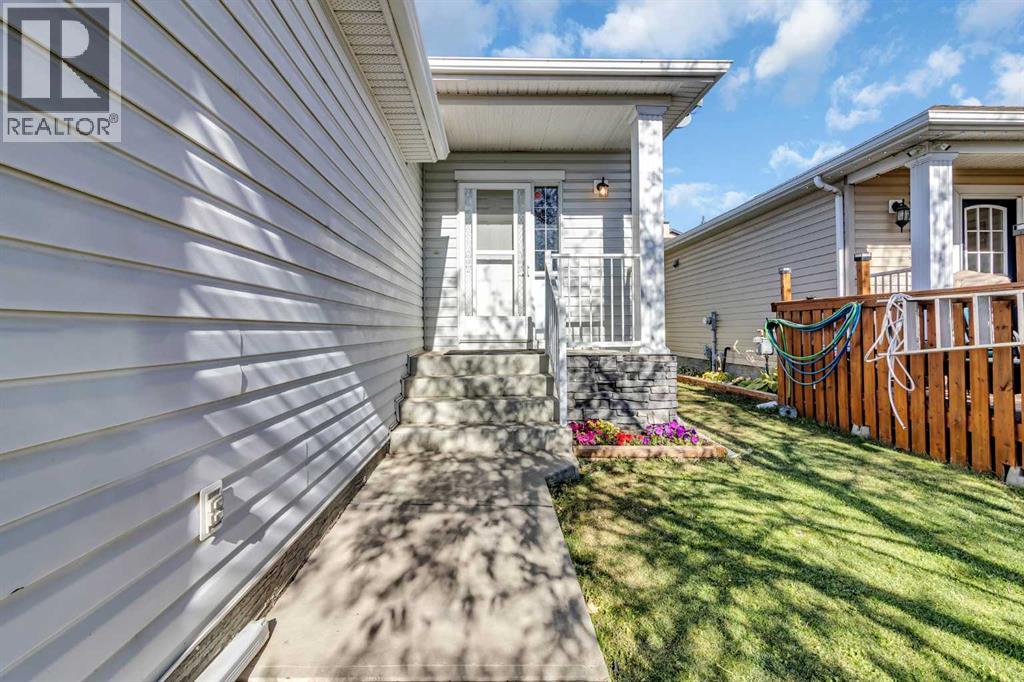 110 West Creek Bay, Chestermere, Alberta  T1X 1K7 - Photo 3 - A2262218