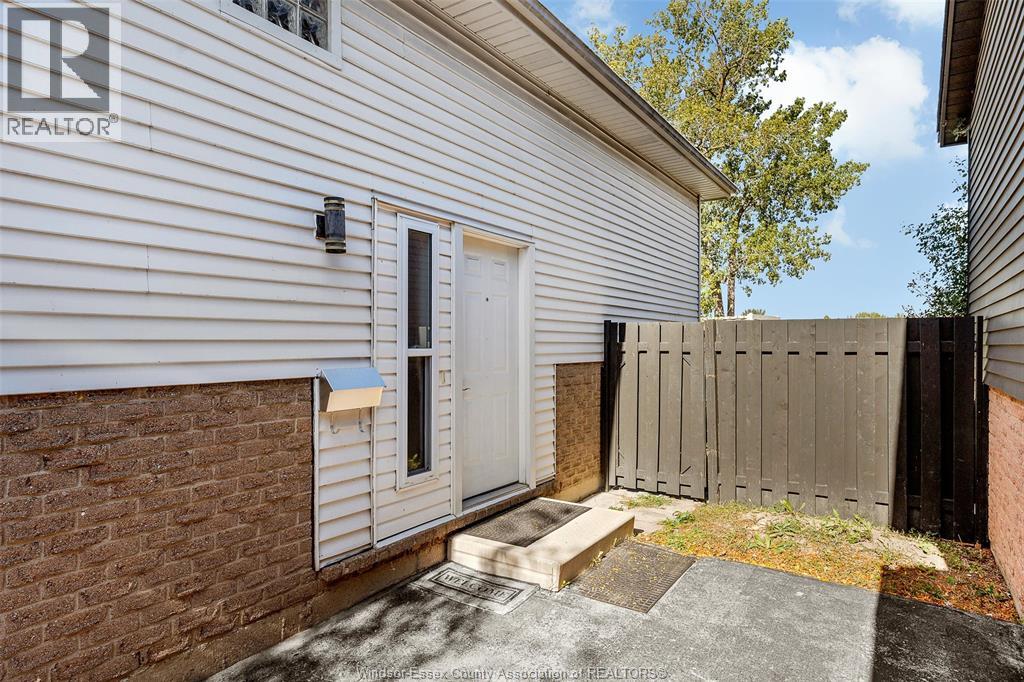 9978 Forest Glade Court Unit# 5, Windsor, Ontario  N8R 2B9 - Photo 4 - 26009765