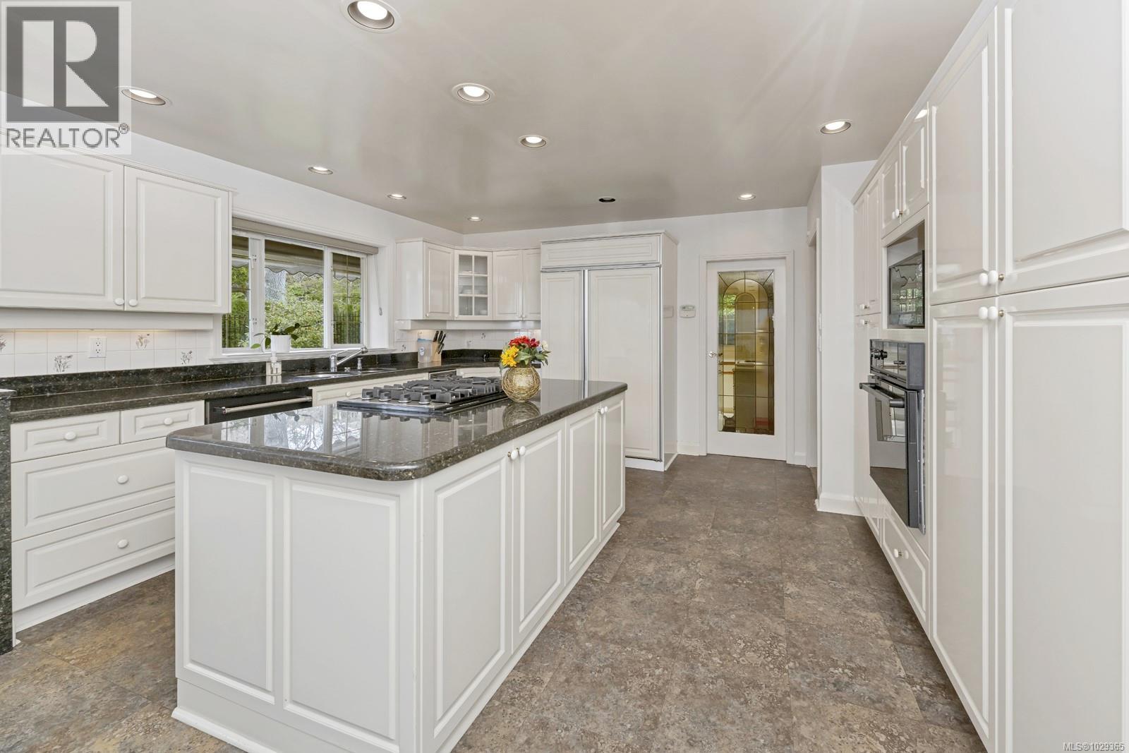 3565 Beach Dr, Oak Bay, British Columbia  V8R 6M6 - Photo 25 - 1029365