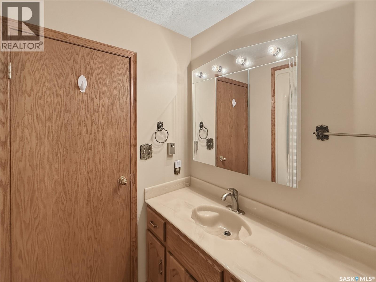 412 Curry Crescent, Swift Current, Saskatchewan  S9H 4X4 - Photo 29 - SK034273