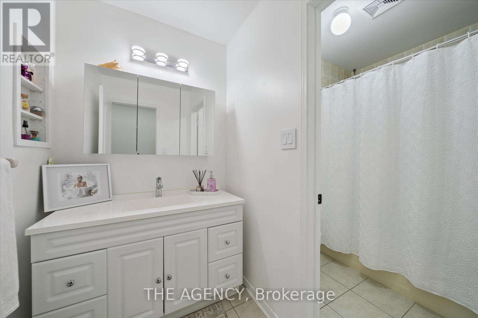 908 Oaktree Crescent, Newmarket, Ontario  L3X 2Z1 - Photo 12 - N13068130