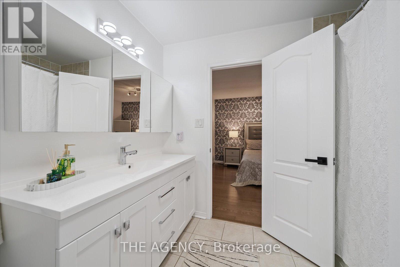908 Oaktree Crescent, Newmarket, Ontario  L3X 2Z1 - Photo 8 - N13068130