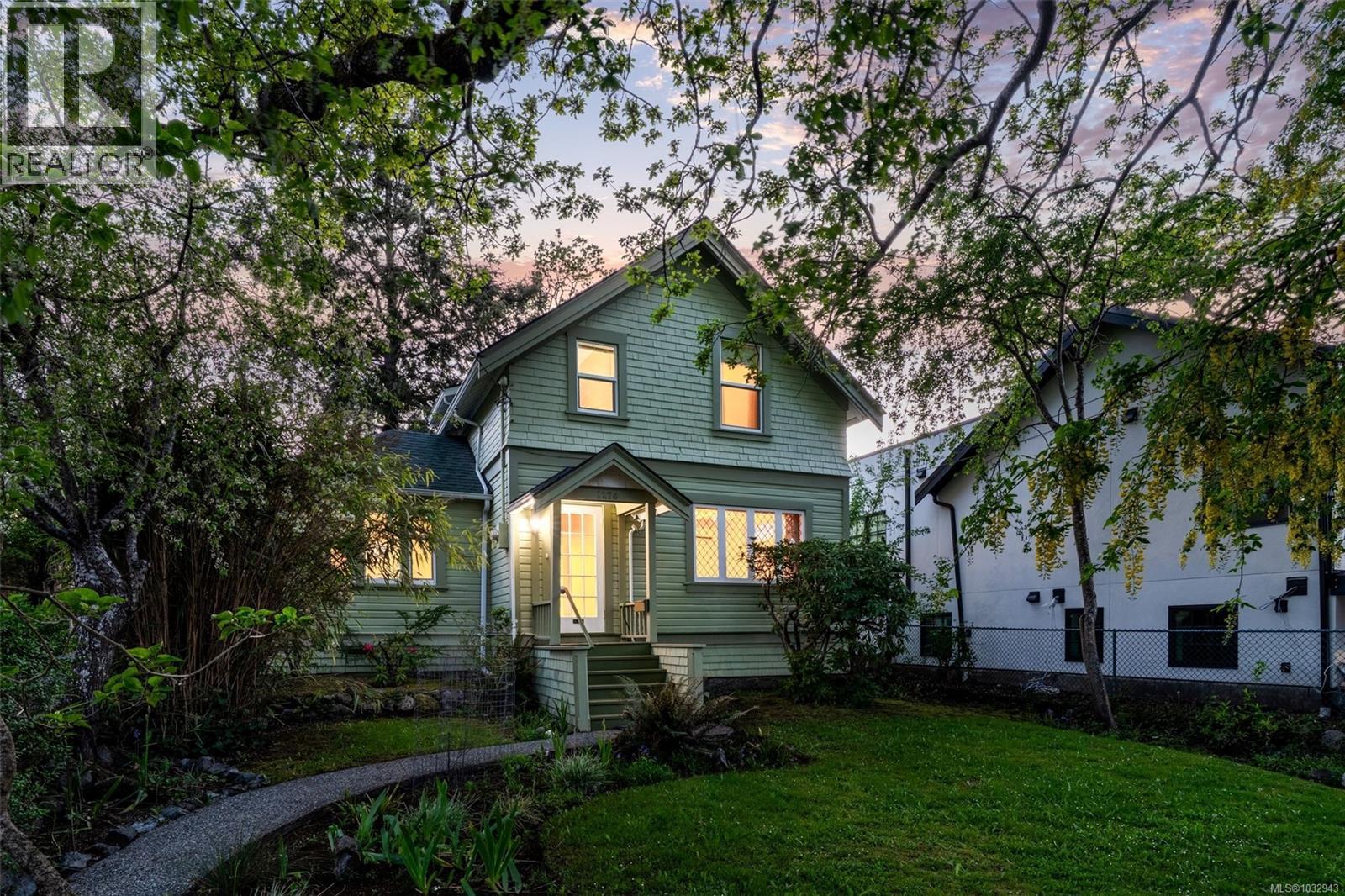1274 Hewlett Pl, Oak Bay, British Columbia