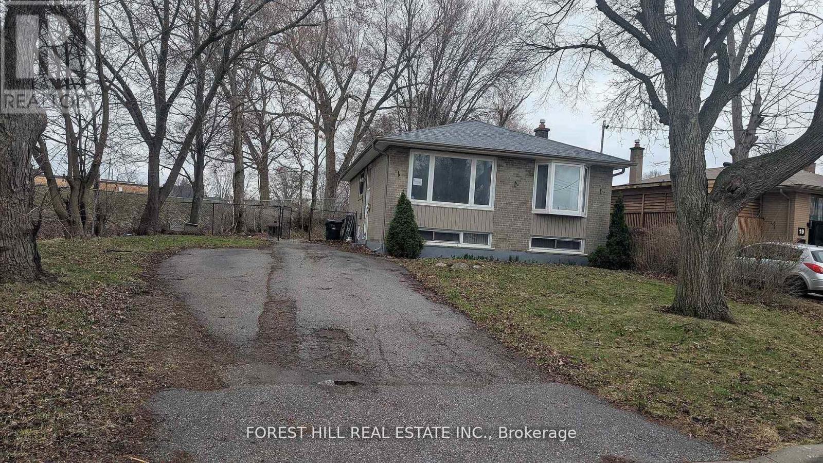 <div class="slider-price">$775,000</div><p>21 Caulfield Road, Toronto, Ontario</p>