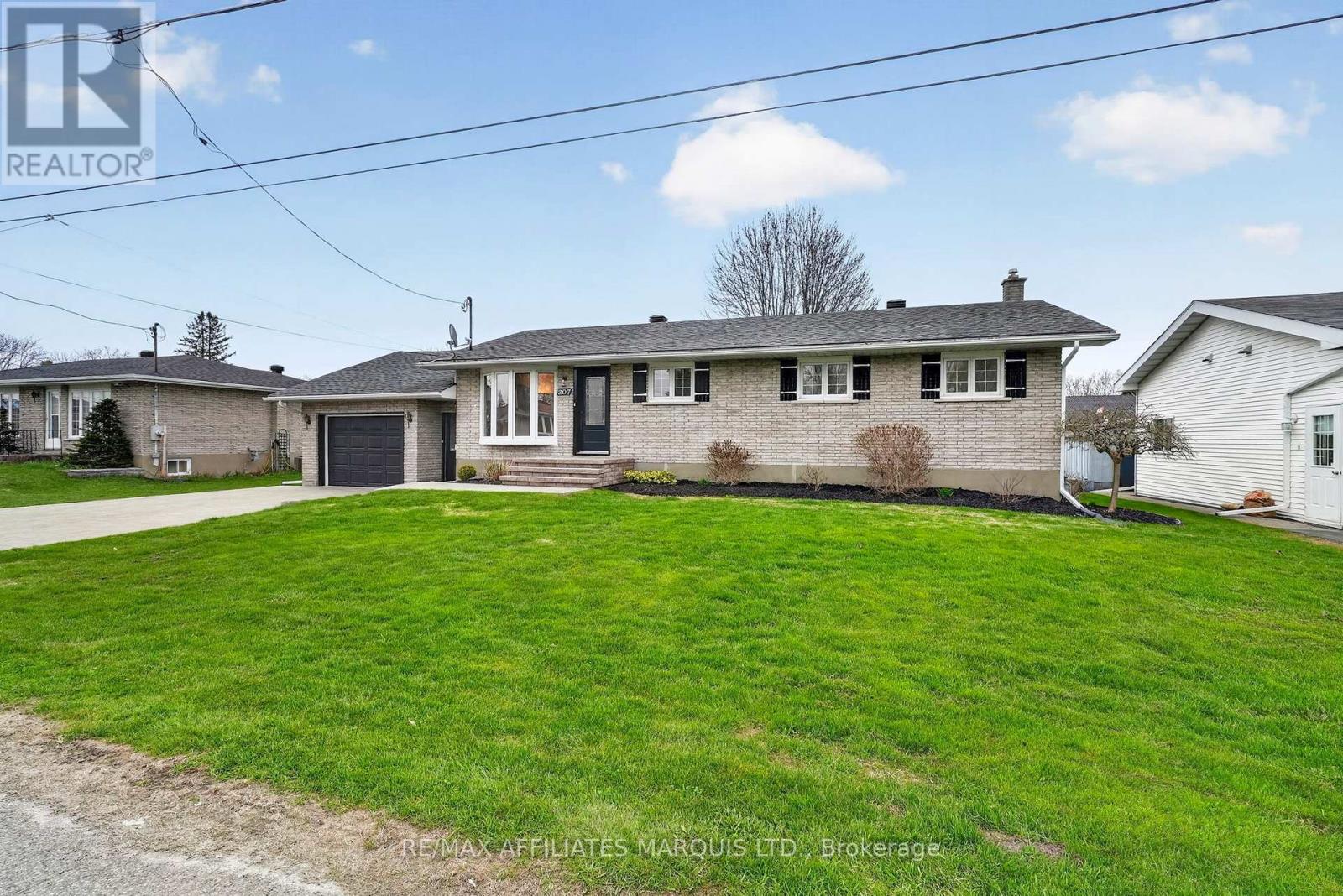 207 Mckenzie Street, Cornwall, Ontario  K6K 1J3 - Photo 3 - X13068476