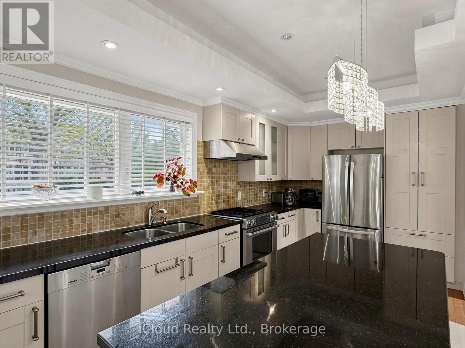 164 Munro Boulevard, Toronto, Ontario  M2P 1C8 - Photo 17 - C13048292
