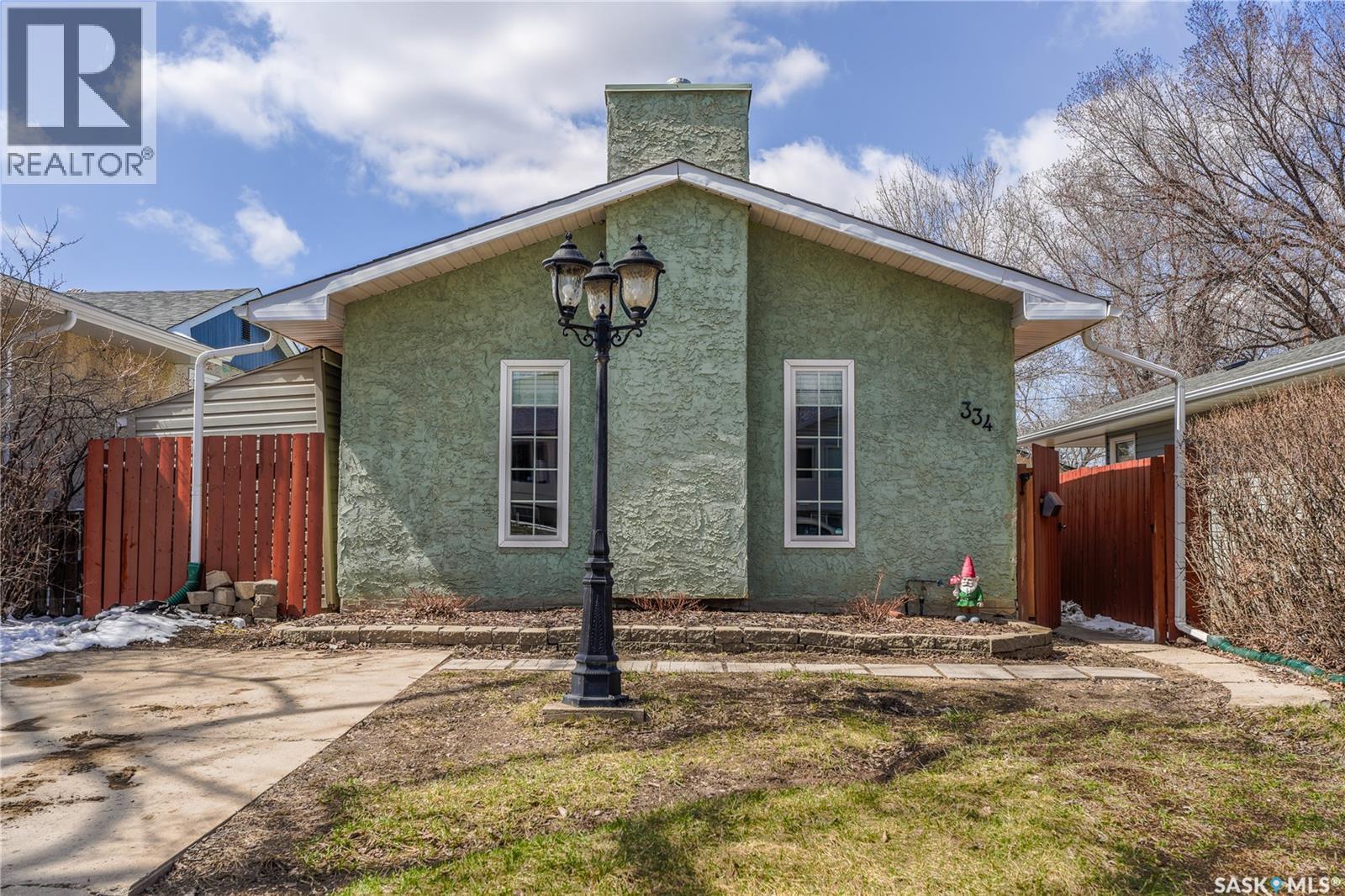 334 Robinson Street, Regina, Saskatchewan  S4R 3R2 - Photo 2 - SK034411