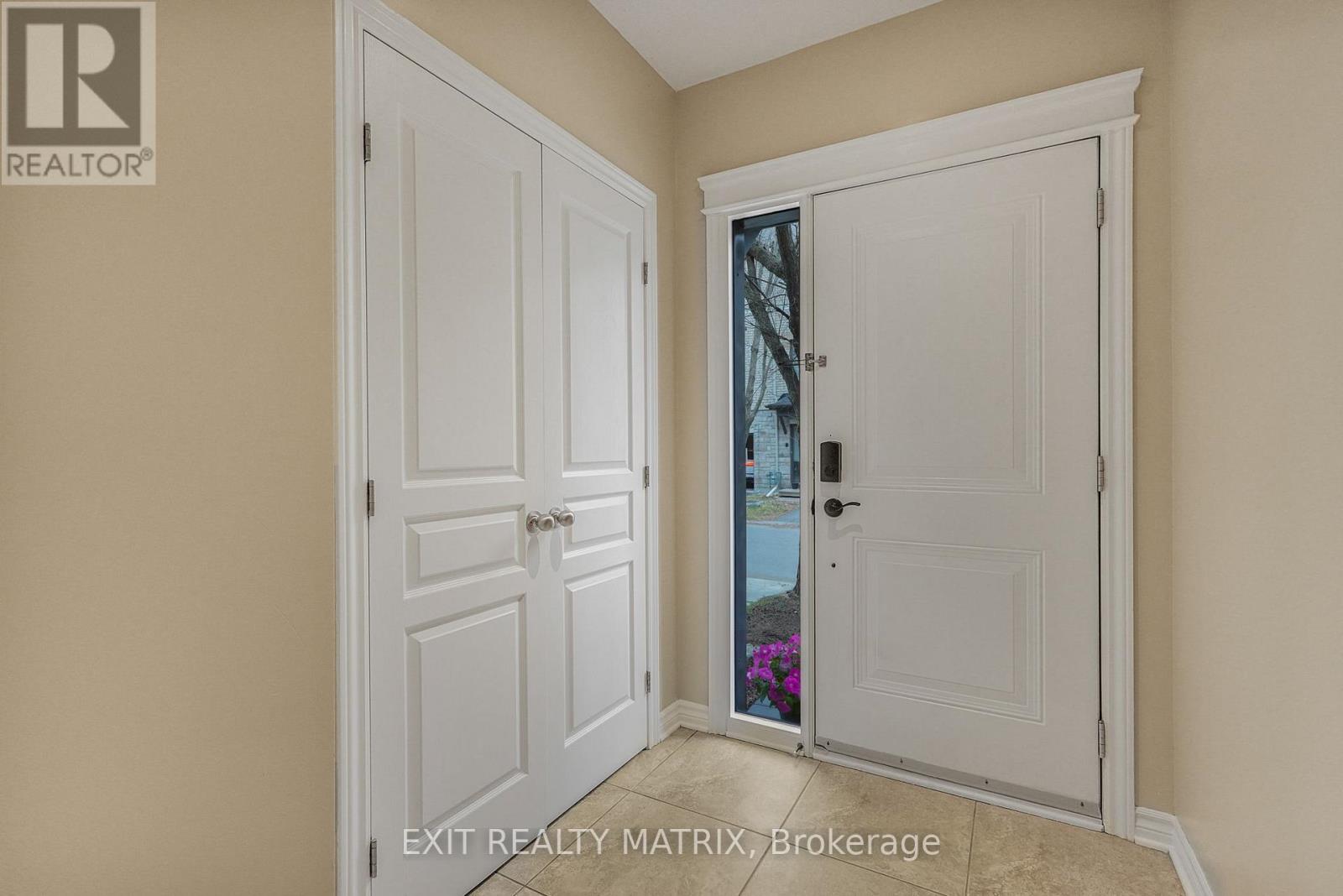 111 Brilia Private, Ottawa, Ontario  K1J 0B7 - Photo 3 - X13068172