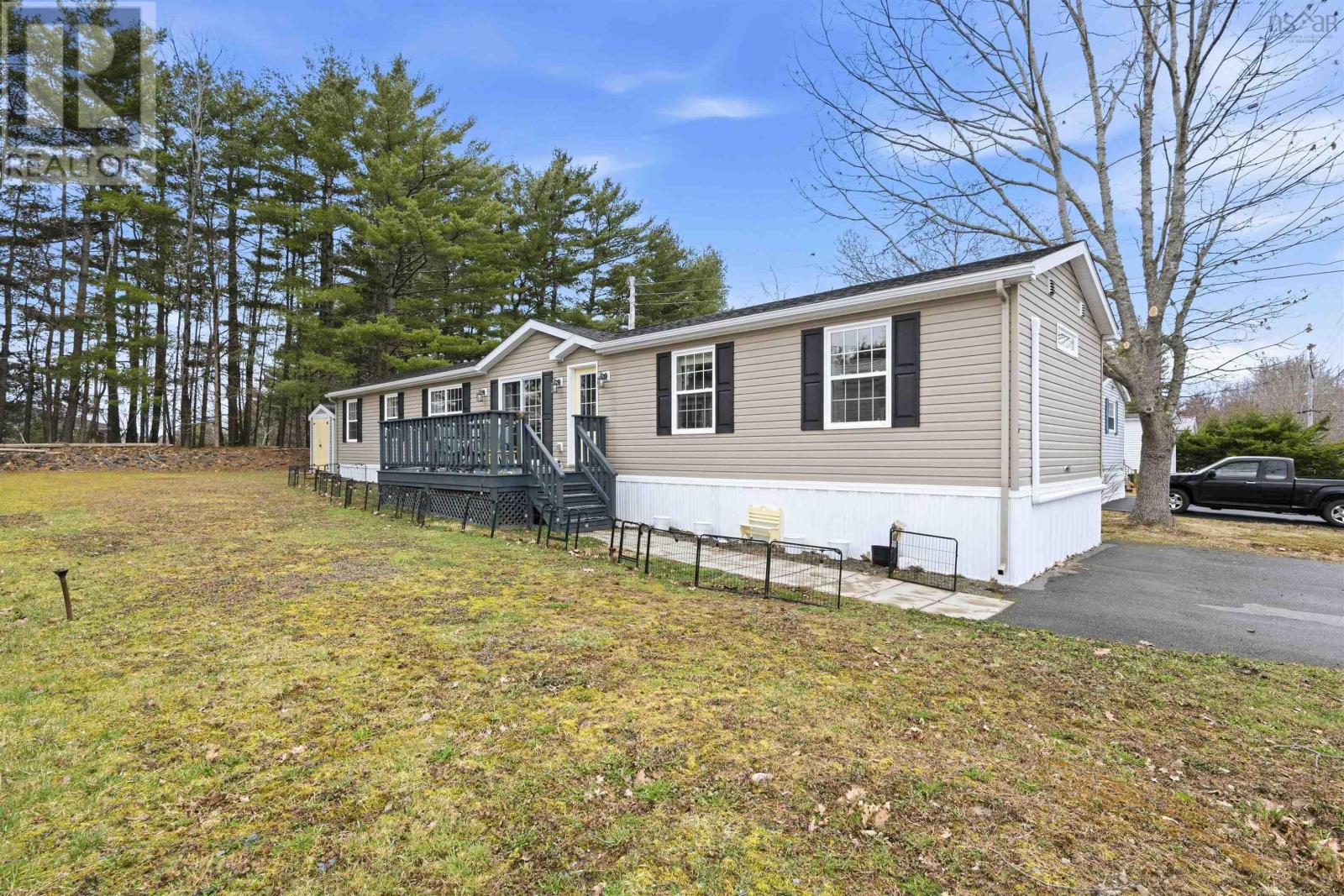 5 Spring Crescent, Bridgewater, Nova Scotia  B0J 2M0 - Photo 2 - 202609160