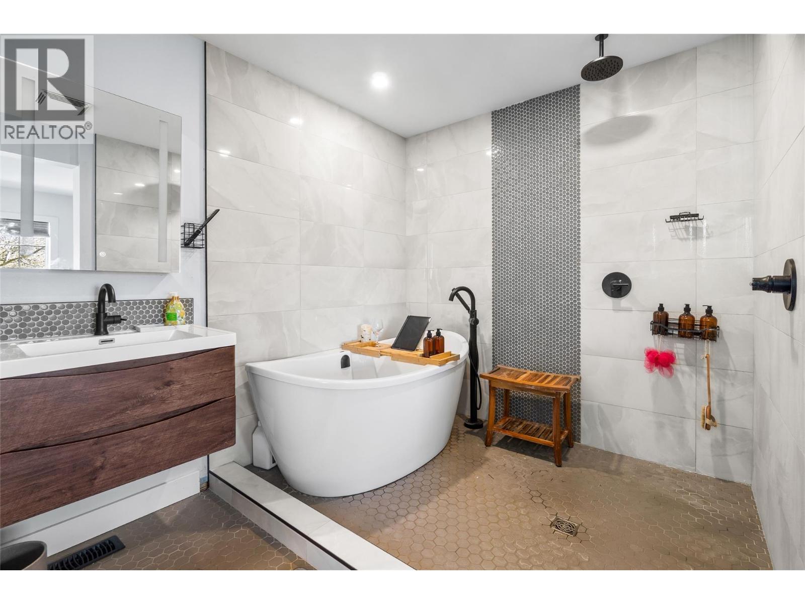 392 Columbia Gardens Road, Trail, British Columbia  V1R 4W6 - Photo 6 - 10384477
