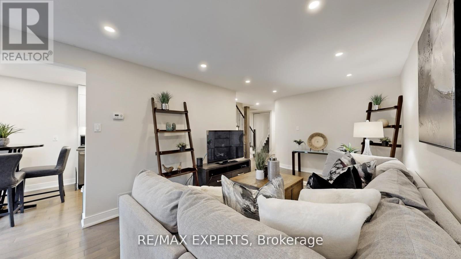 562 Tara Hill Circle, Aurora, Ontario  L4G 6G9 - Photo 4 - N13068316
