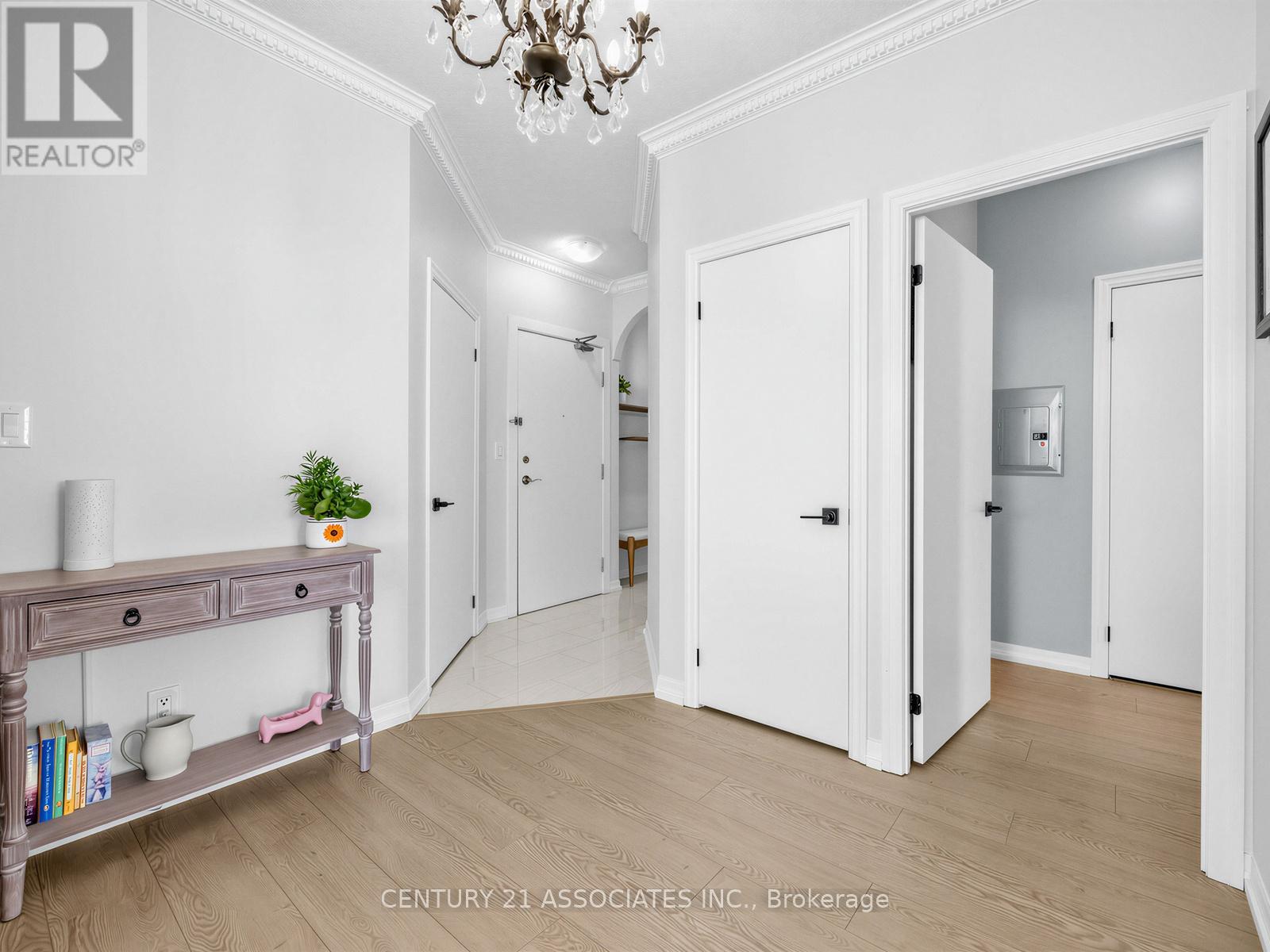 705 - 1359 Rathburn Road E, Mississauga, Ontario  L4W 5P7 - Photo 4 - W13068410