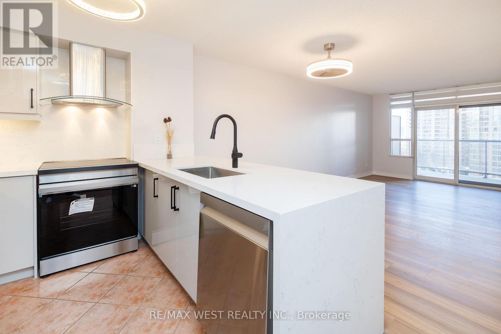 902 - 35 Kingsbridge Garden Circle, Mississauga, Ontario  L5R 3Z5 - Photo 10 - W13068564