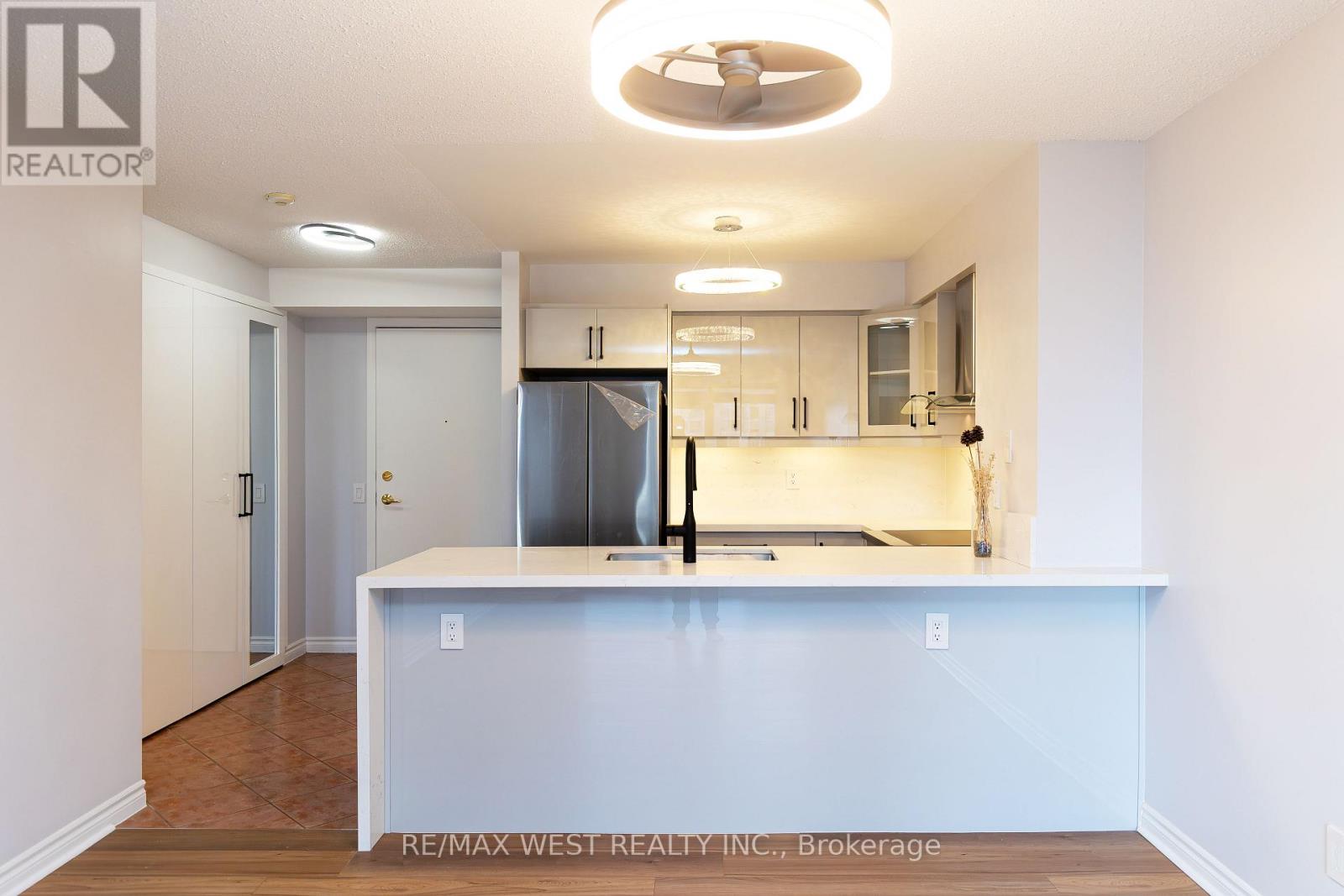 902 - 35 Kingsbridge Garden Circle, Mississauga, Ontario  L5R 3Z5 - Photo 11 - W13068564