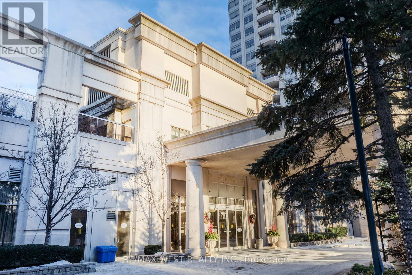 902 - 35 Kingsbridge Garden Circle, Mississauga, Ontario  L5R 3Z5 - Photo 2 - W13068564