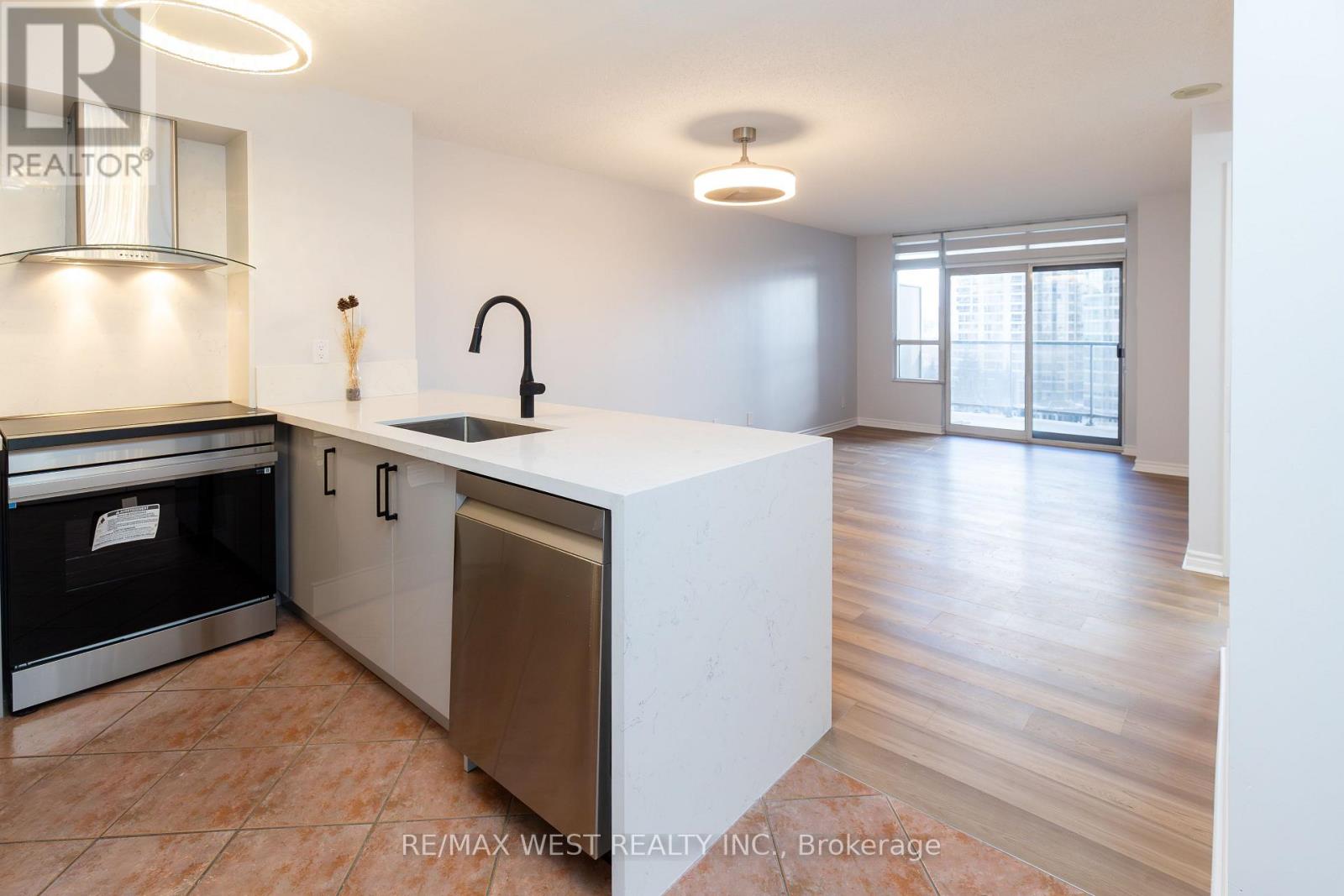 902 - 35 Kingsbridge Garden Circle, Mississauga, Ontario  L5R 3Z5 - Photo 8 - W13068564