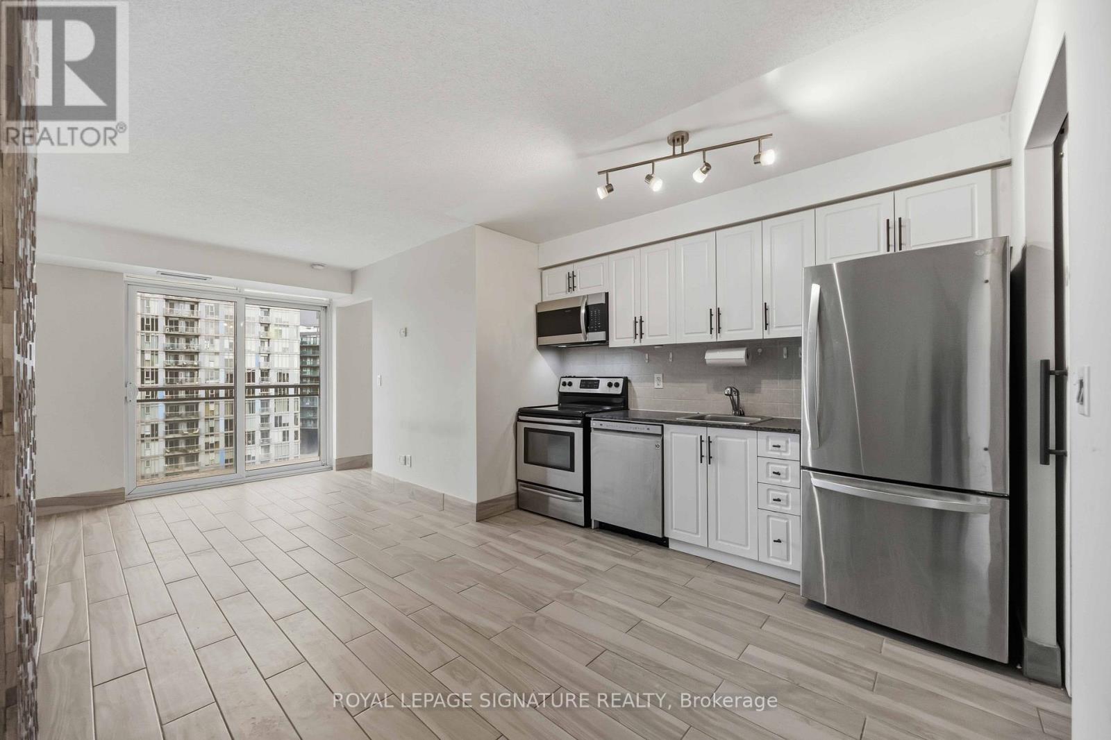 38 Joe Shuster Way, Toronto, Ontario  M6K 0A5 - Photo 18 - W13068602