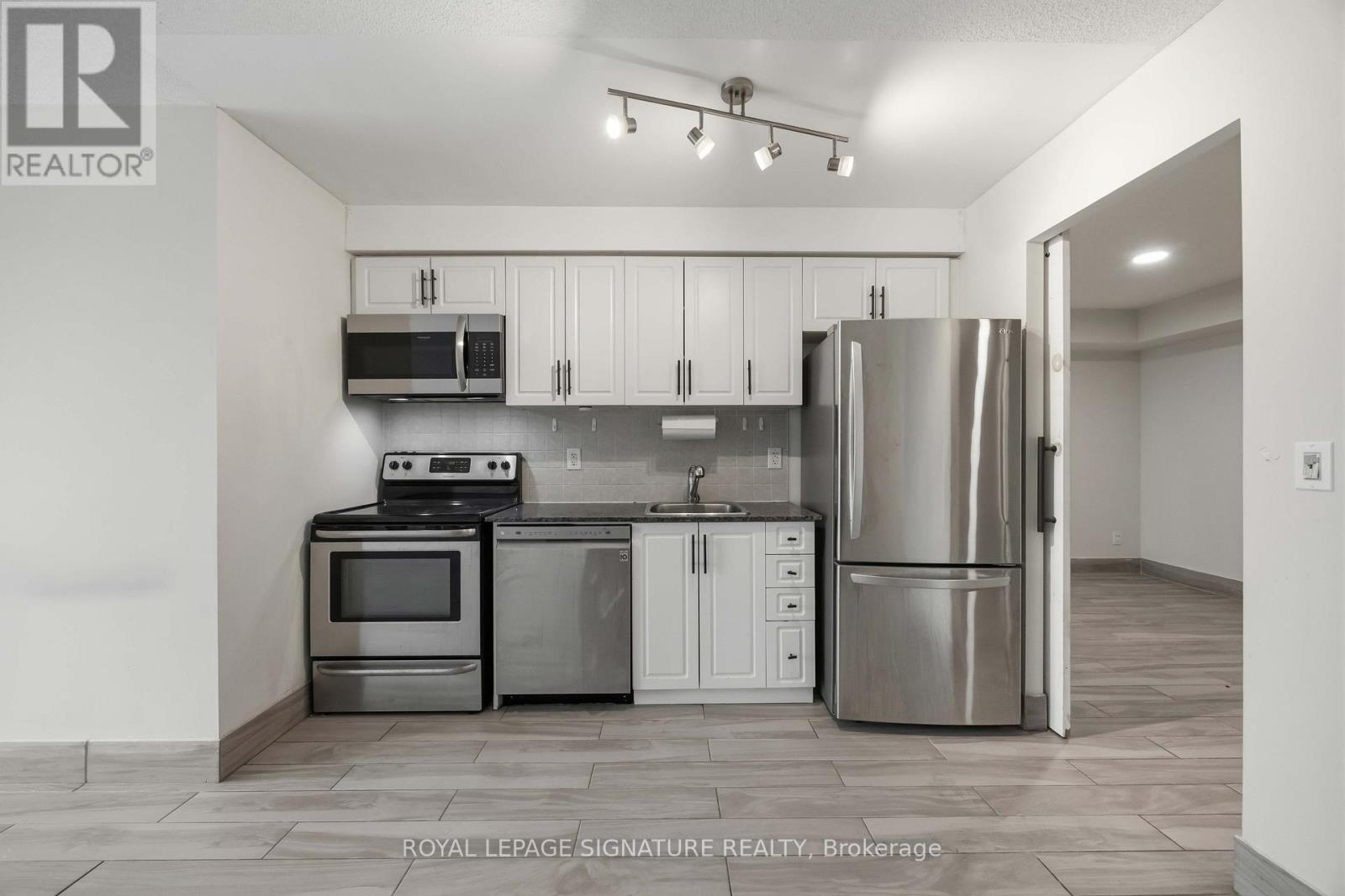 38 Joe Shuster Way, Toronto, Ontario  M6K 0A5 - Photo 21 - W13068602