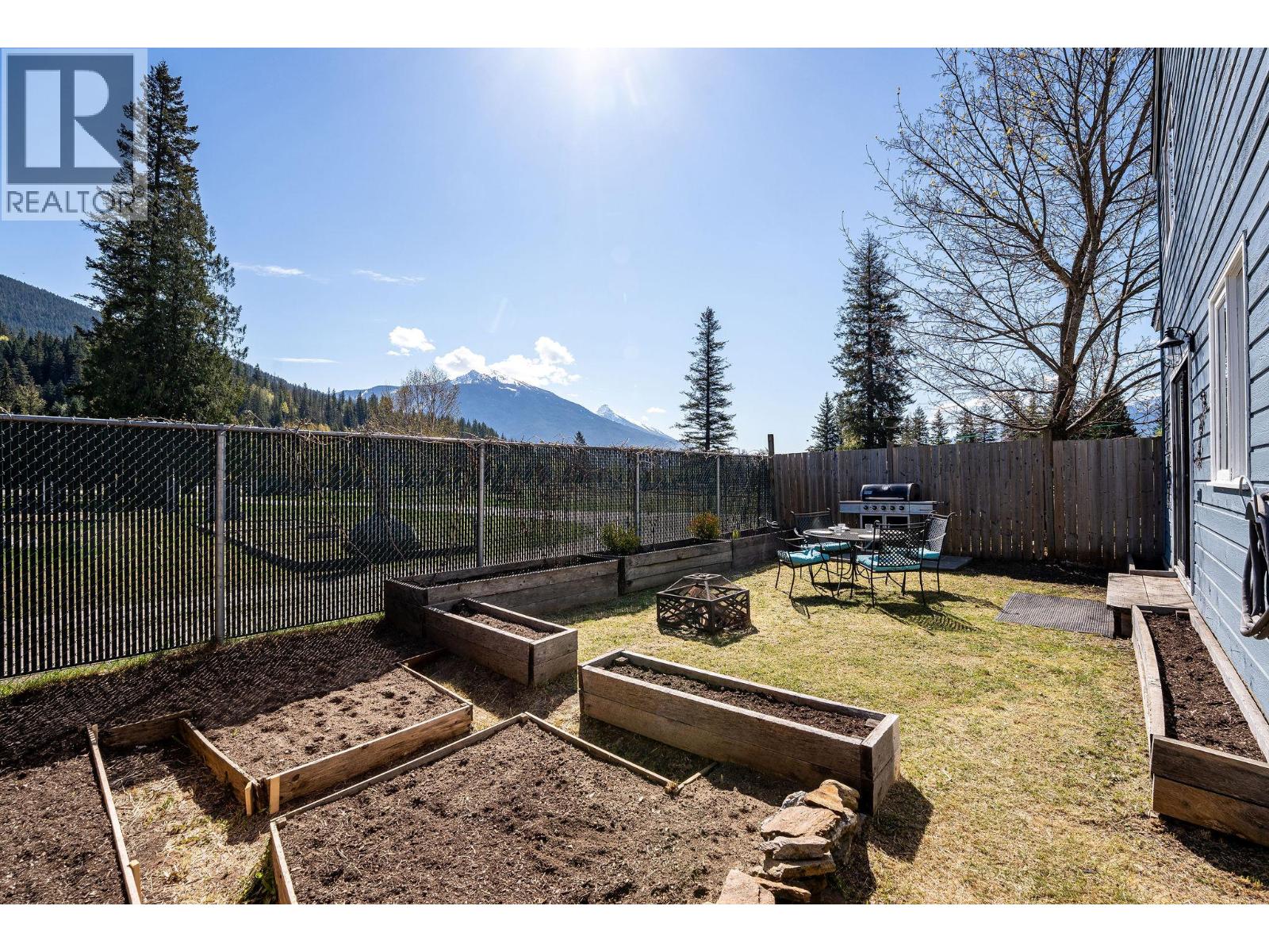 1852 Corbin Place, Revelstoke, British Columbia  V0E 2S0 - Photo 5 - 10376717