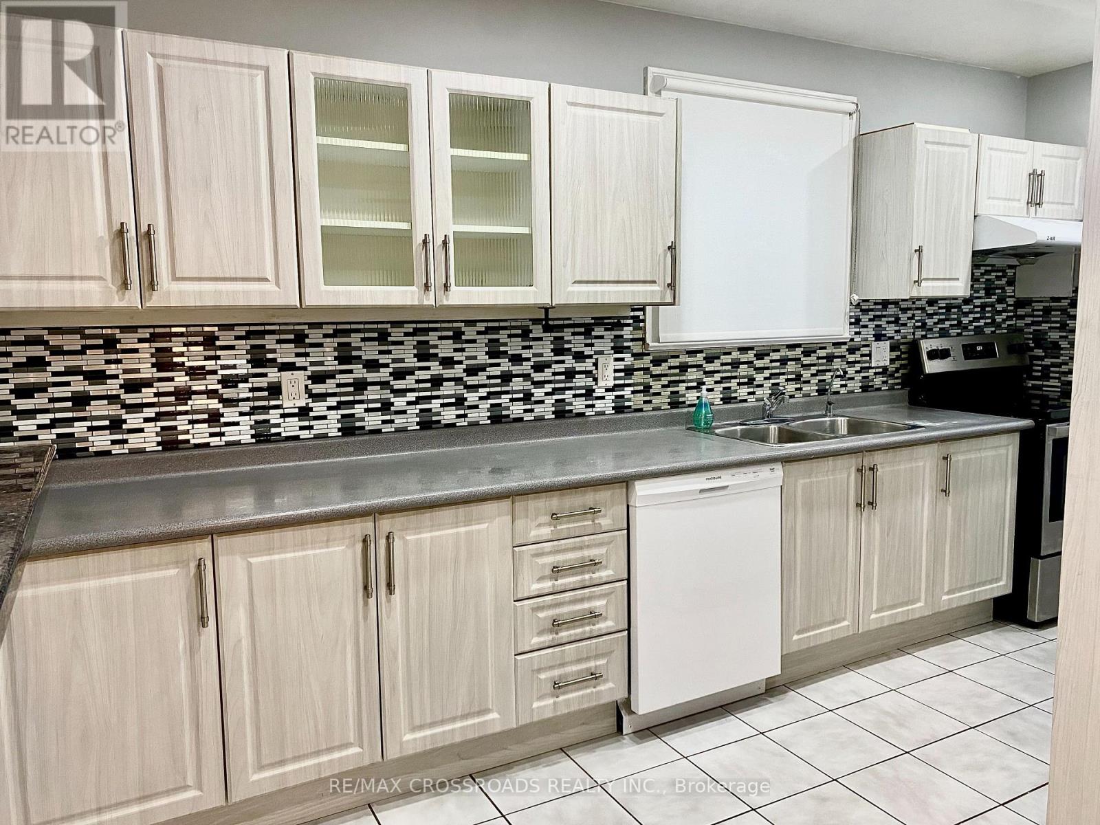 140 Gray Road, Hamilton, Ontario  L8G 3V2 - Photo 3 - X13068398
