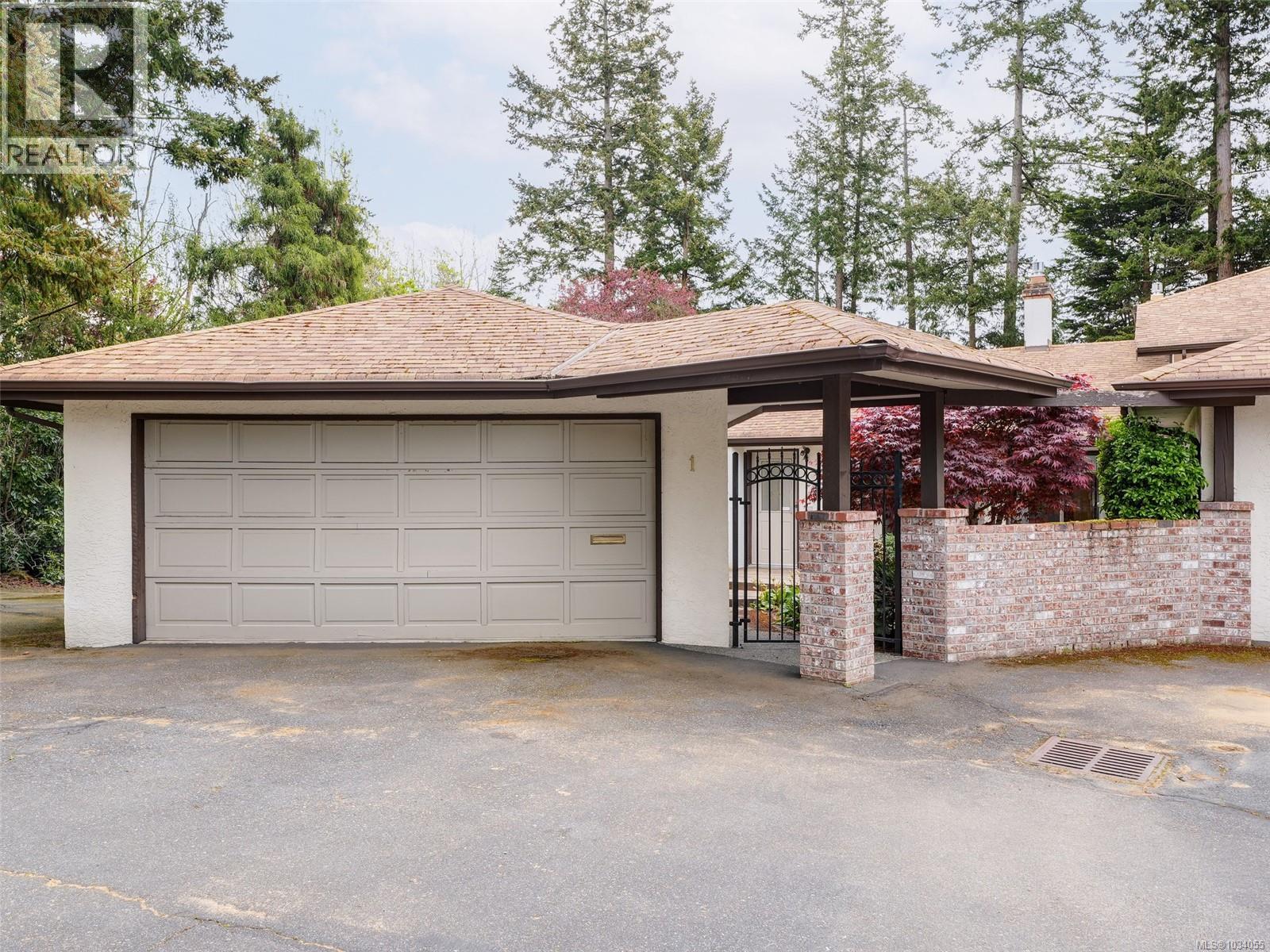1 4631 Lochside Dr, Saanich, British Columbia