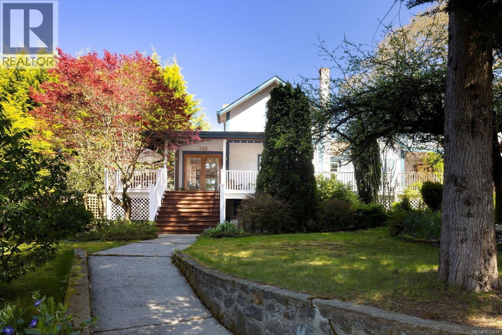 706 Lindsay St, Saanich, British Columbia  V8Z 3E1 - Photo 2 - 1033414