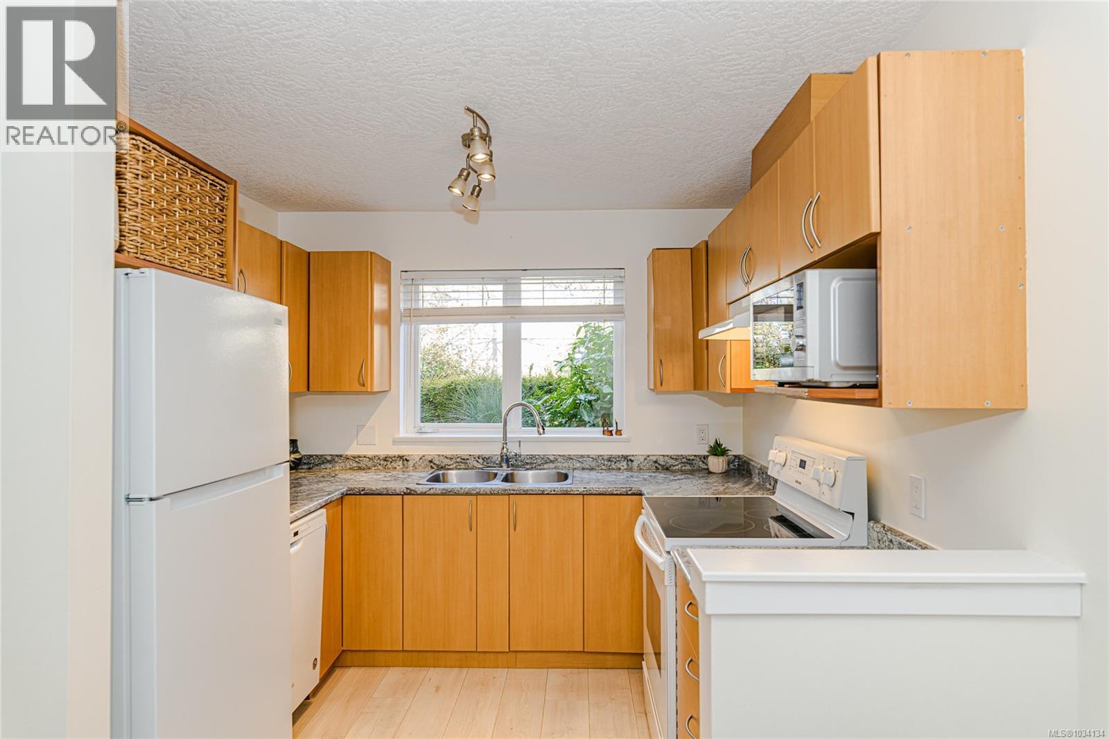103 3180 Albina St, Saanich, British Columbia  V9A 1Z5 - Photo 7 - 1034134